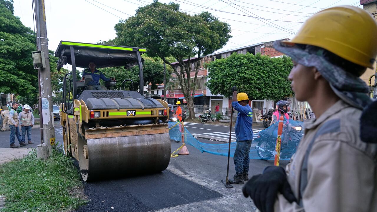 Alcalde Alejandro Eder entrega obra que inició hace tres días, sobre la carrera 42 entre calles 1 y 5. Una obra que debió ser entregada hace dos años y medio por la anterior administración