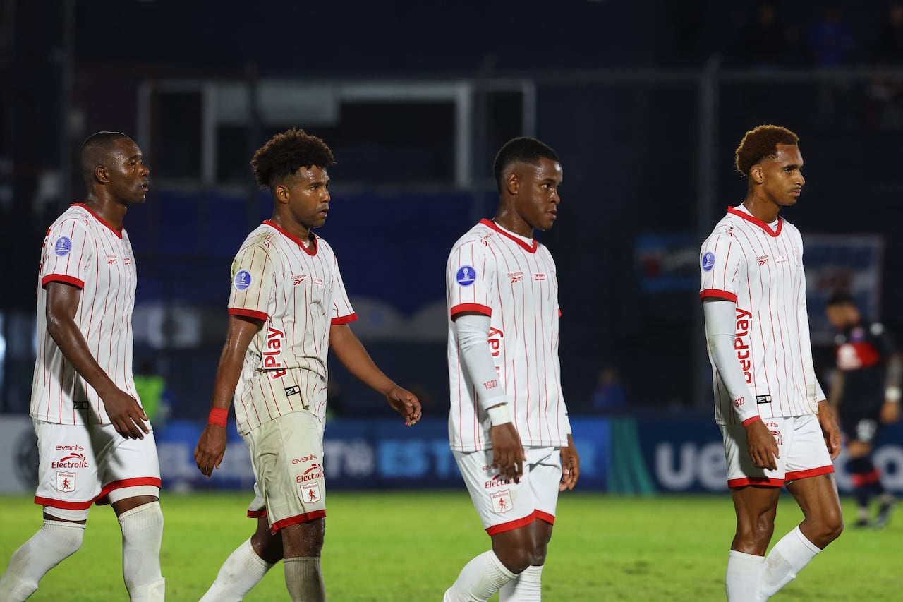 America de Cali's players leave the pitch after losing the Copa Sudamericana group stage football match between Argentina's Tigre and Colombia's America de Cali at the Jose Dellagiovanna stadium in Victoria, Buenos Aires province, Argentina on April 30, 2026. (Photo by Alejandro PAGNI / AFP)