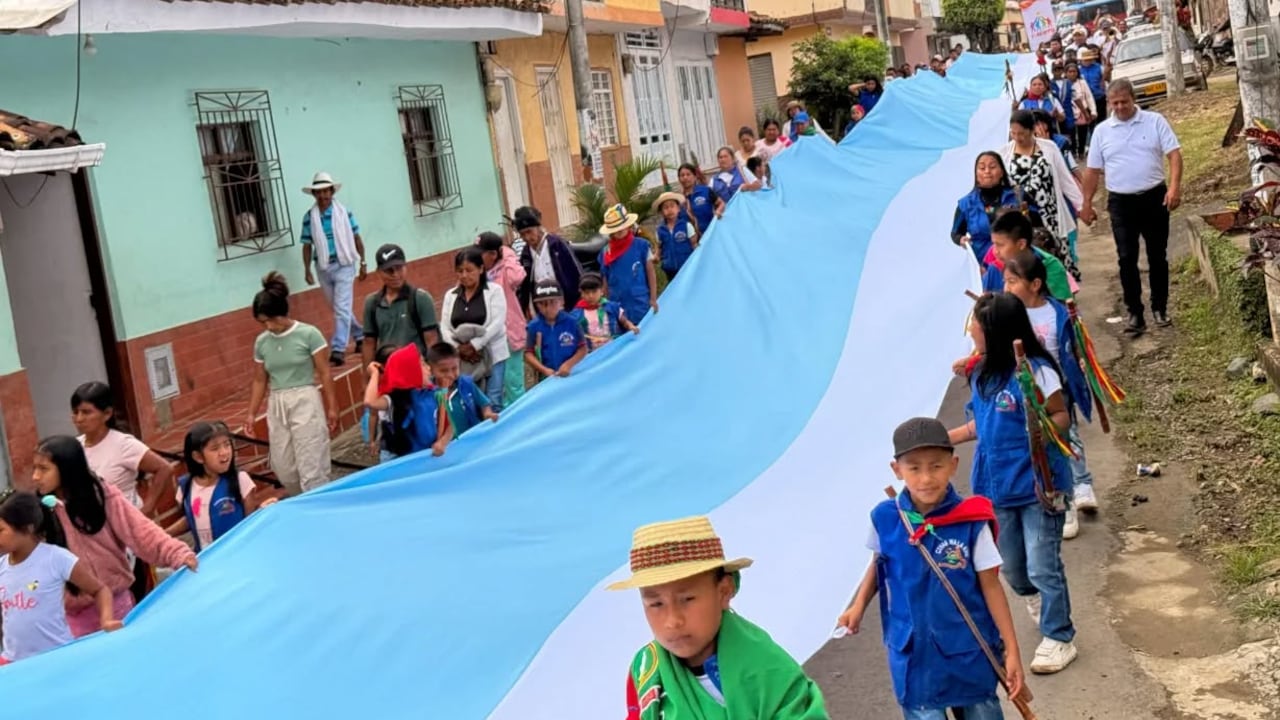 Los niños y niñas de la guardia indígena se movilizaron esto como forma de exigir el fin del reclutamiento infantil por parte de los grupos armados ilegales.