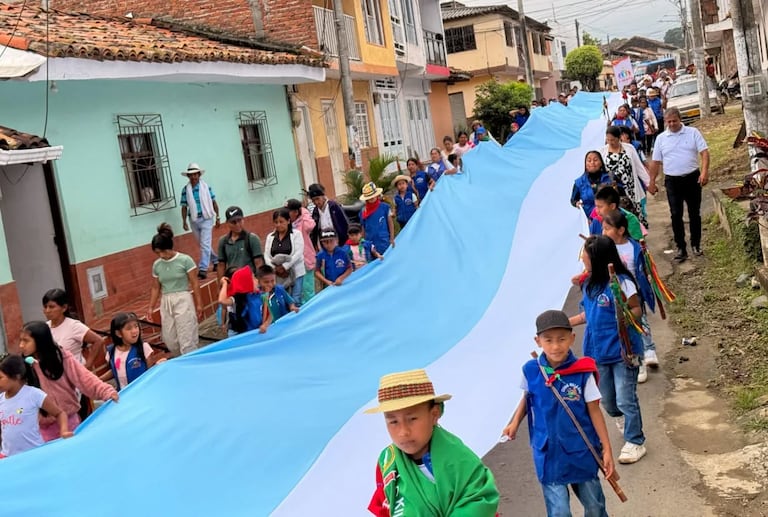 Los niños y niñas de la guardia indígena se movilizaron esto como forma de exigir el fin del reclutamiento infantil por parte de los grupos armados ilegales.
