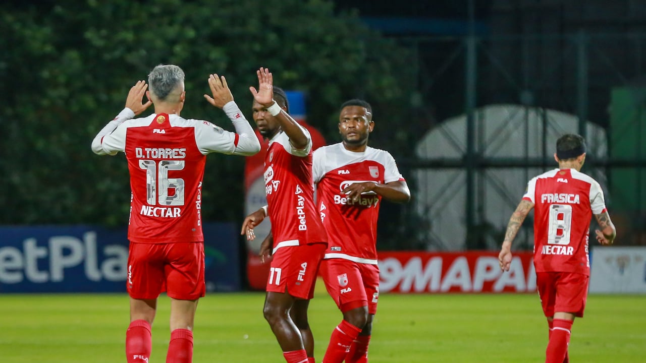 Bogotá. Diciembre 03 de 2025. Fortaleza CEIF enfrenta a Independiente Santa Fe, por encuentro válido de la Liga BetPlay II 2025 de la fecha 5 de los cuadrangulares finales, en el Estadio Metropolitano de Techo. (Colprensa - Catalina Olaya).