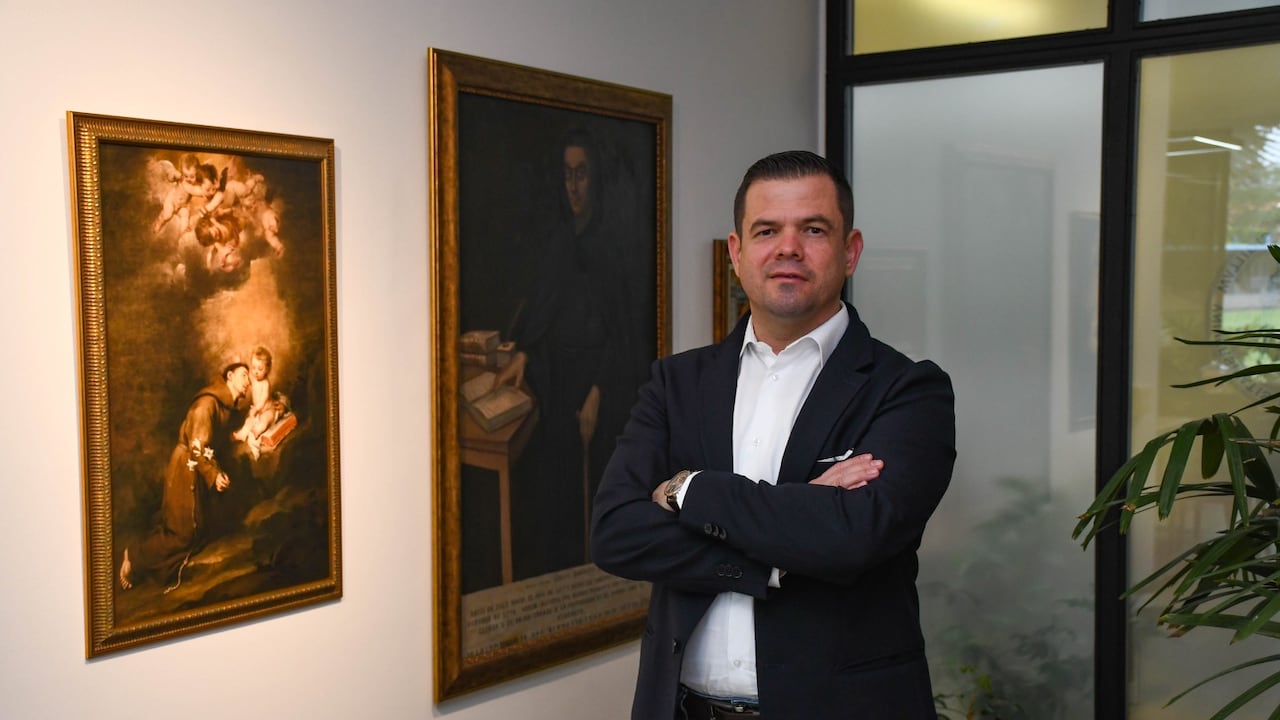 El nuevo rector de la Universidad San Buenaventura, Fray Sergio Iván Rojas, pertenece a la Orden de los Franciscanos Menores, además, posee los títulos de licenciado en Filosofía, Licenciado en Teología, Magíster en Educación con énfasis en Cognición y Magister en Alta Dirección de Servicios Educativos.