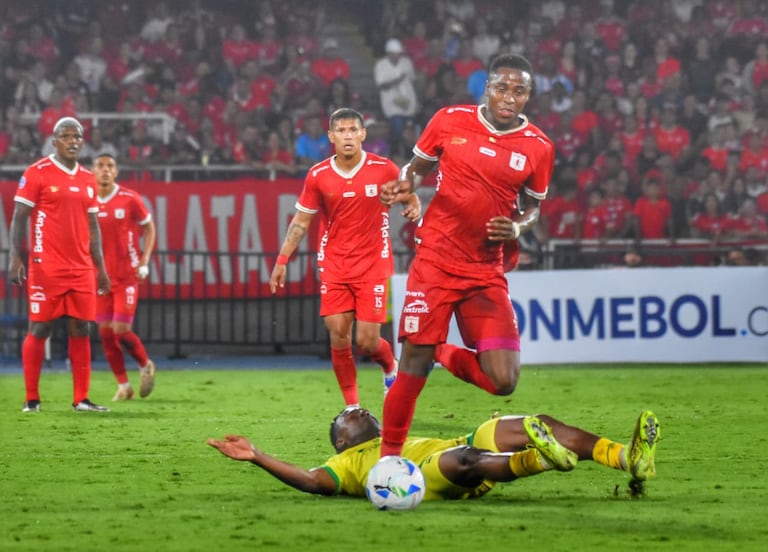 Momento del compromiso entre América de Cali y Atlético Bucaramanga por los playoffs de la Copa Sudamericana 2026.
