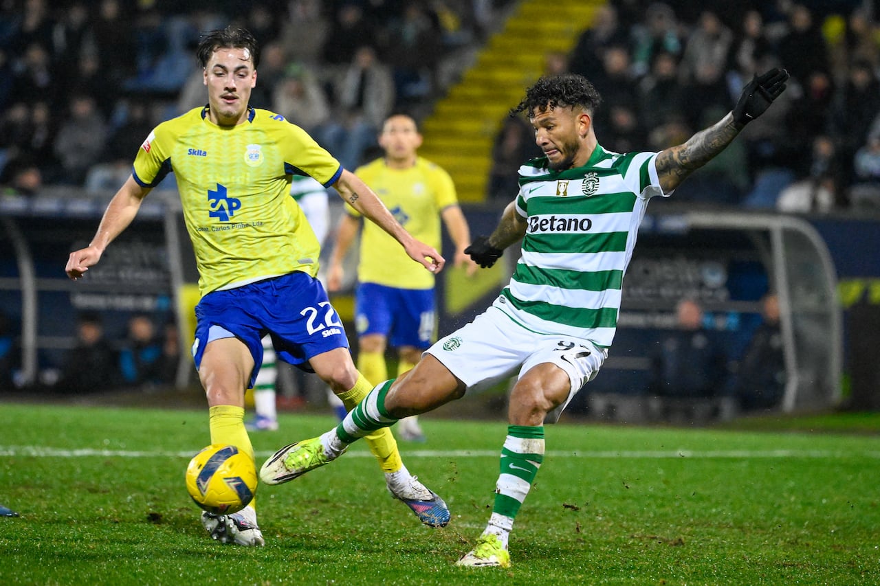 El delantero colombiano del Sporting de Lisboa #97 Luis Suárez (R) es desafiado por el mediocampista holandés del Arouca #22 Espen van Ee durante el partido de fútbol de la Liga Portuguesa entre el FC Arouca y el Sporting CP en el estadio Municipal de Arouca en Aveiro el 24 de enero de 2026. (Foto de Miguel RIOPA / AFP)