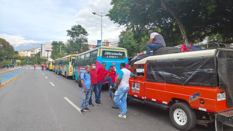 Paro de conductores en inmediaciones del CAM en Cali.