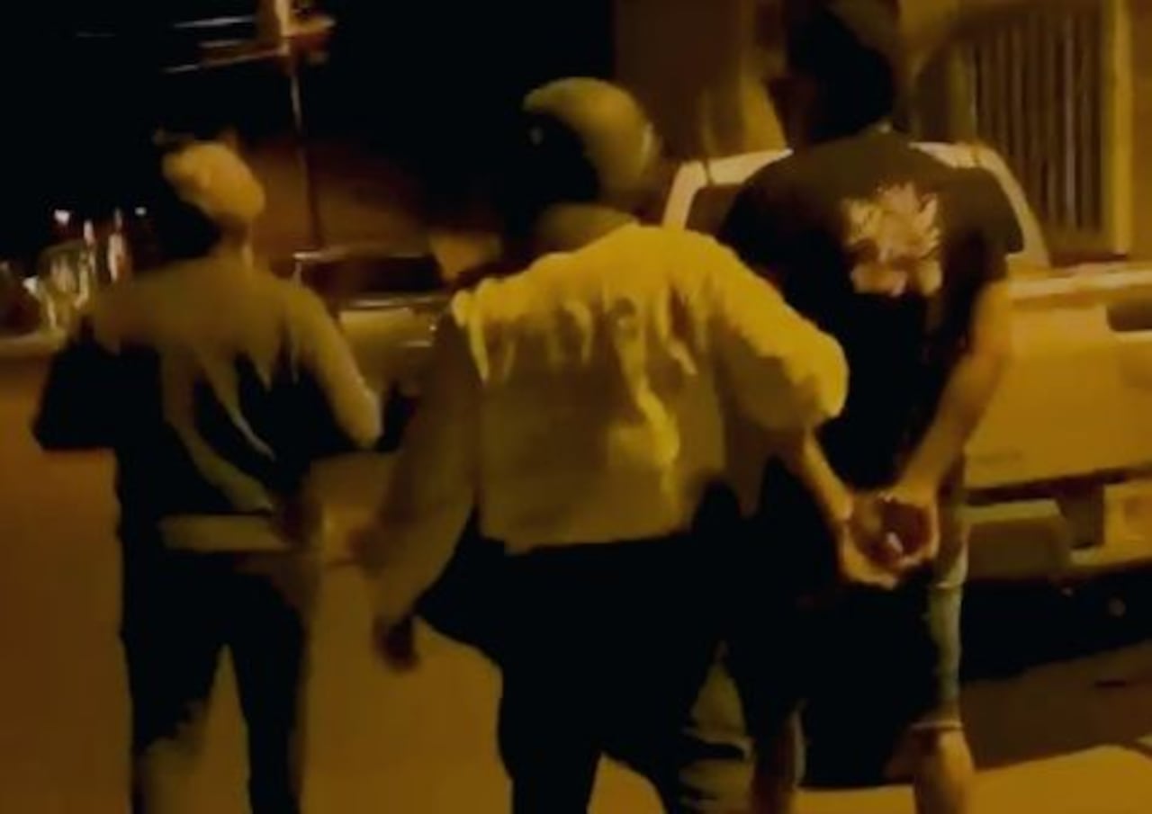 Las operaciones judiciales fueron apoyadas por la Fiscalía y el Ejército, de ahí que ambos sujetos terminaran a disposición de las autoridades competentes para que respondan por varios delitos.