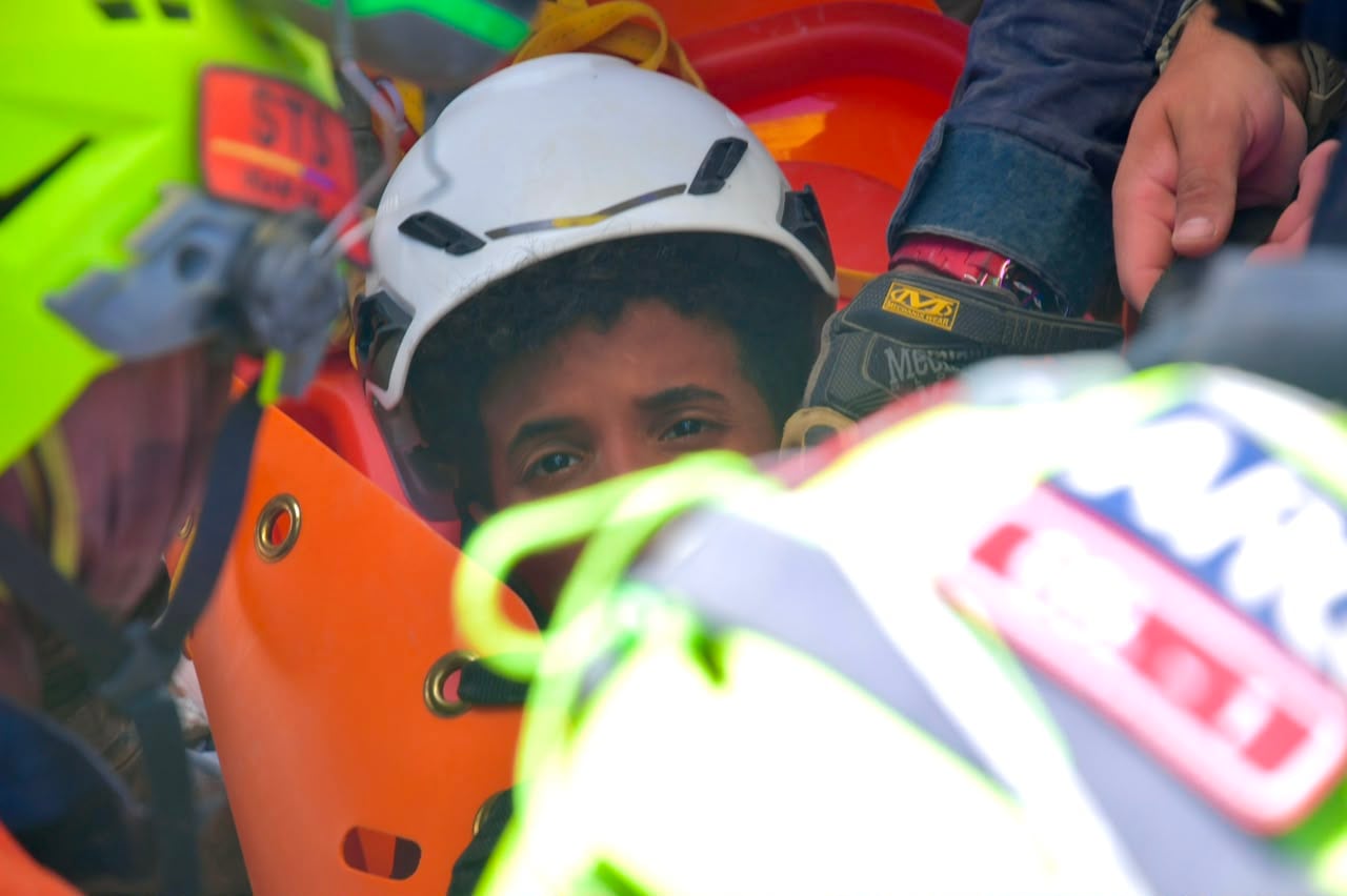 Moisés Calzadilla, de 11 años, fue rescatado con vida tras permanecer atrapado bajo casi tres metros de escombros.