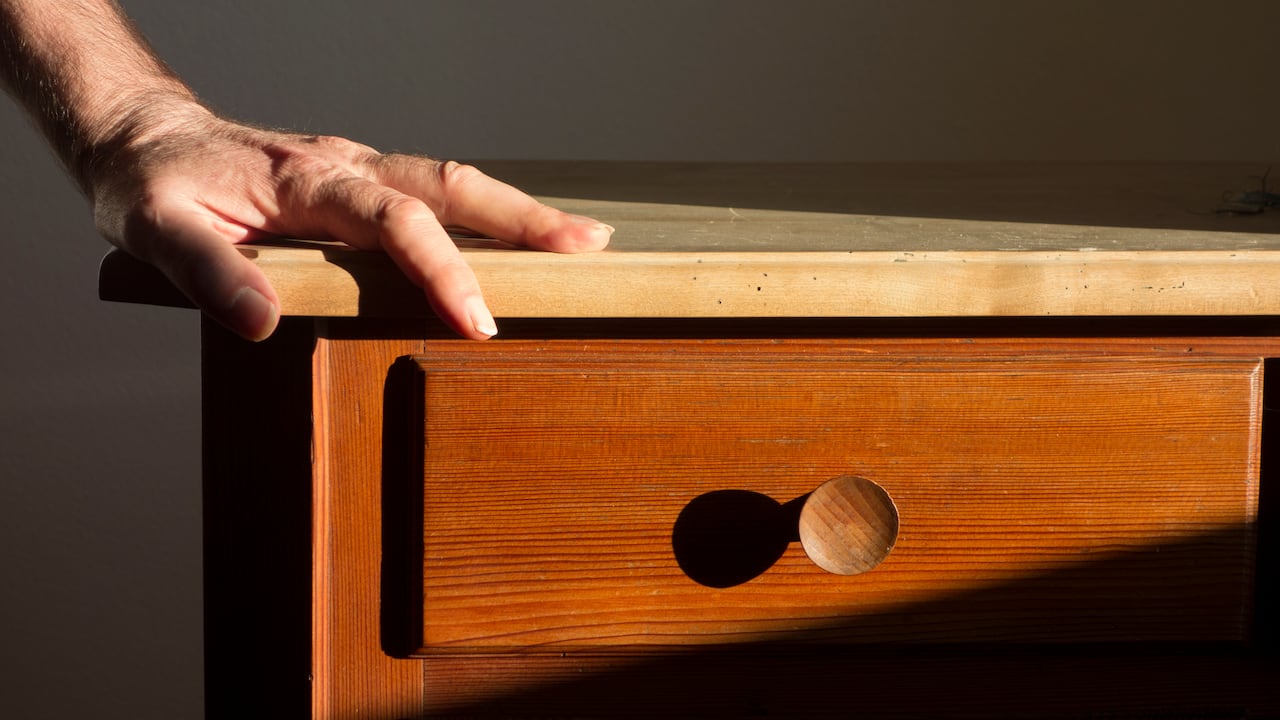 Realizar un mantenimiento adecuado a los muebles es fundamental para evitar este problema.