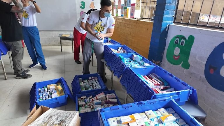 Batas, tapabocas y guantes se encuentran entre los productos que podrían verse afectados por el conflicto en Medio Oriente.