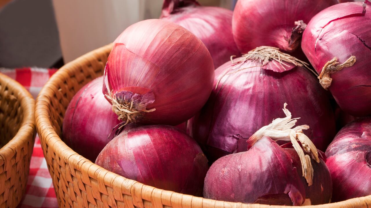 ¿Se siente agobiado por una atmósfera pesada en casa? Aprenda cómo funciona el antiguo ritual de la cebolla para disipar la energía negativa y restablecer la armonía.