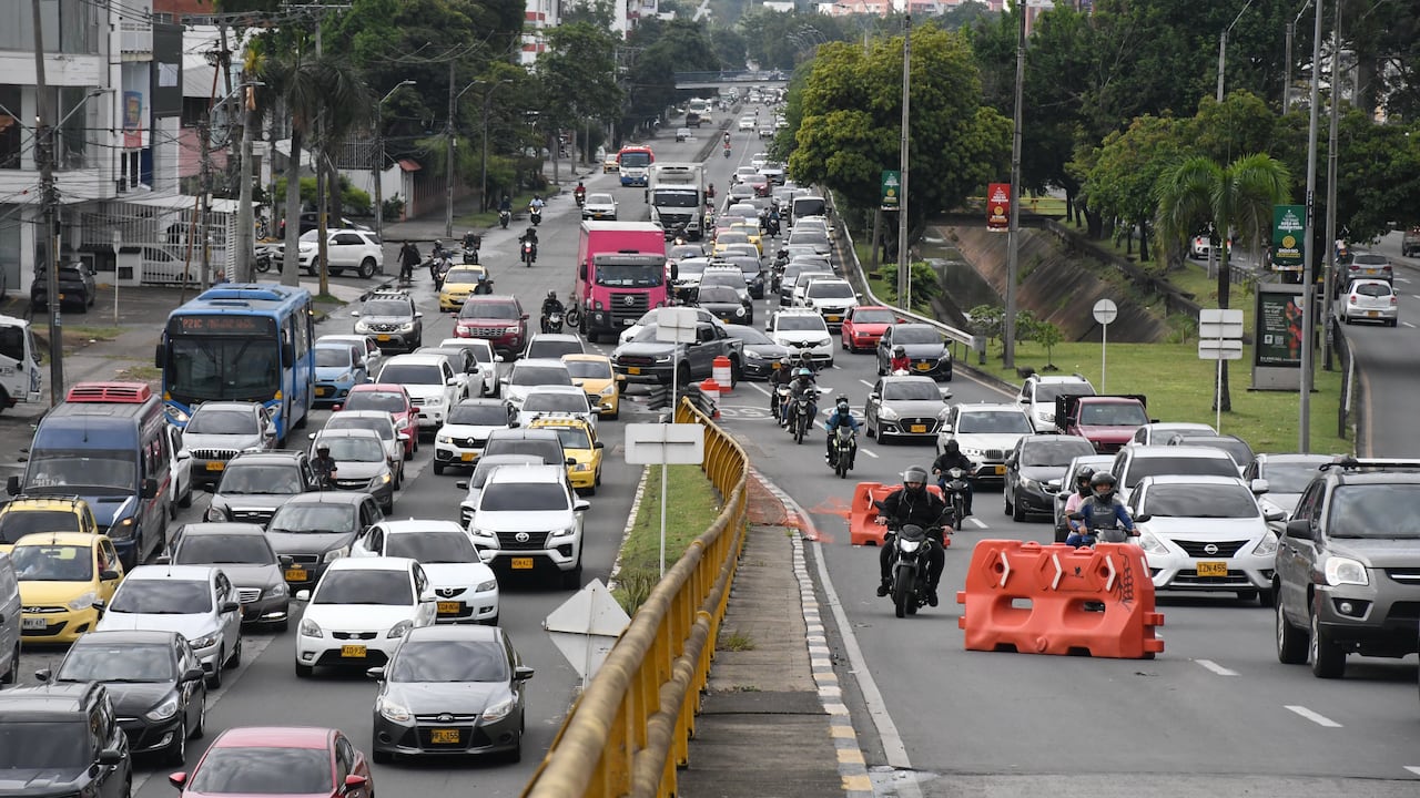 Cali: Cierre de un carril de la Autopista Sur Oriental por inicio de instalación de las graderías para la Feria de CAli. Foto José L Guzmán. El País