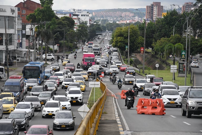 Cali: Cierre de un carril de la Autopista Sur Oriental por inicio de instalación de las graderías para la Feria de CAli. Foto José L Guzmán. El País