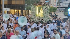 Vestidos de blanco, los feligreses acompañaron el recorrido religioso por varias vías emblemáticas de la ciudad.