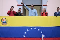 El presidente venezolano, Nicolás Maduro (C), acompañado por su esposa Cilia Flores (C-R), pronuncia un discurso ante sus seguidores durante una manifestación en el palacio presidencial de Miraflores en Caracas el 1 de agosto de 2024. El presidente de Venezuela, Nicolás Maduro, propuso este jueves "retomar" las negociaciones con Estados Unidos, país que no reconoció su reelección y apoya las acusaciones de fraude de la oposición. (Foto de Yuri CORTEZ / AFP)