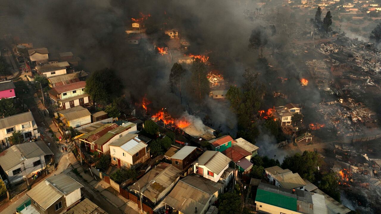 Vista aérea del incendio forestal que afecta los cerros de la ciudad de Vi a del Mar en el sector Las Pataguas, Chile, tomada el 3 de febrero de 2024.