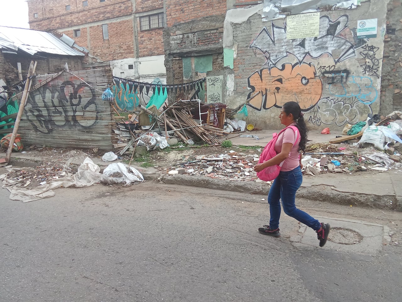 Las personas no pueden caminar por los andenes de parte la carrera sexta con calle novena por la acumulación de basuras y desperdicios, denuncia la comunidad.