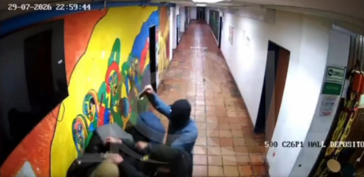 Las imágenes registran la agresión contra un representante estudiantil, quien aseguró haber recibido varias puñaladas durante los enfrentamientos ocurridos en el campus.