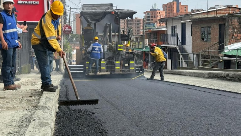 Tras reclamos de la comunidad, arrancó la pavimentación de la vía al Aguacatal.