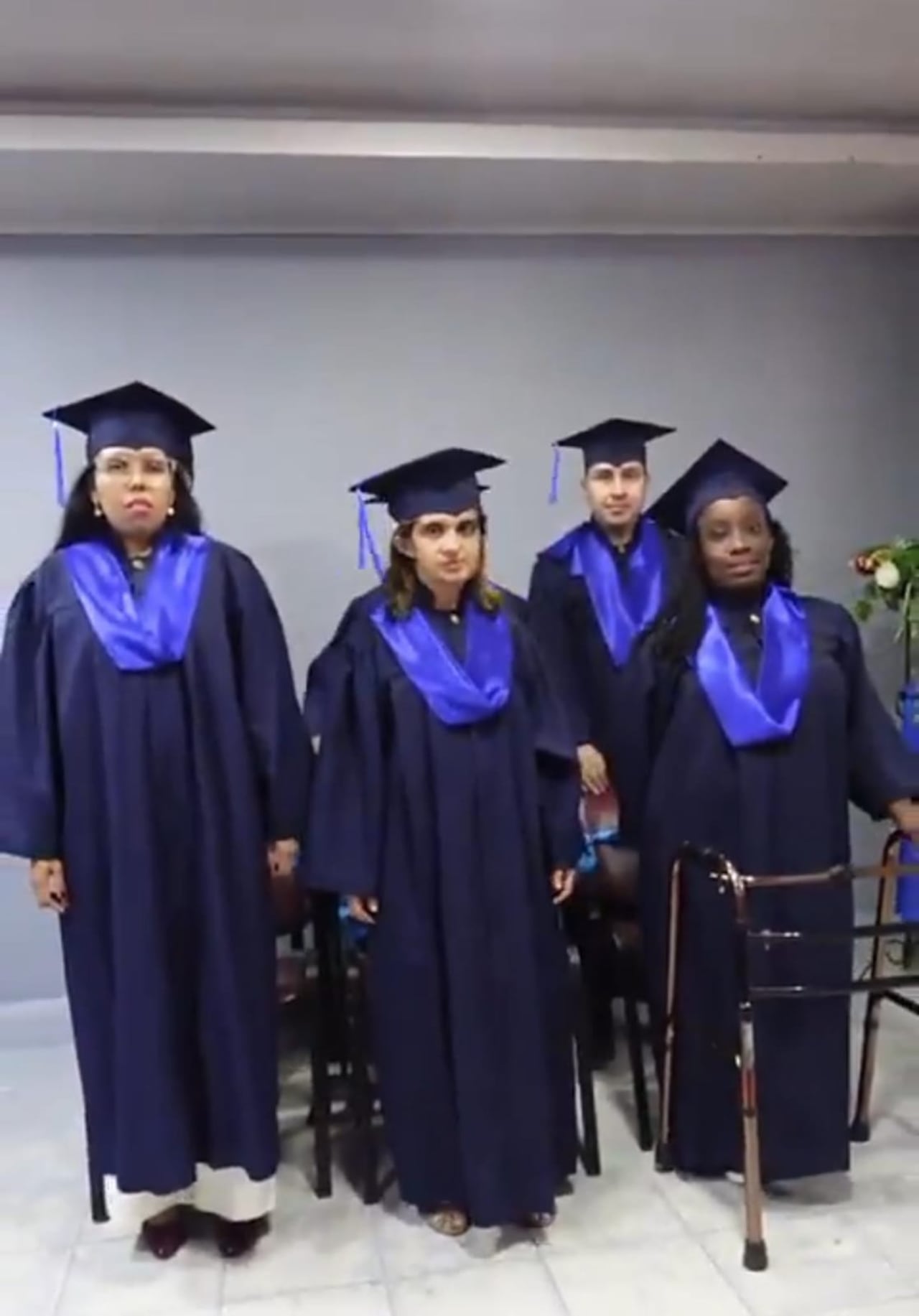 Son seis jóvenes los que se graduaron de inglés.