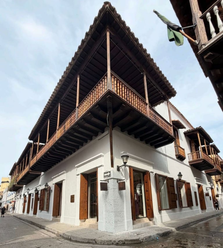 Casa Entre Calles, un nuevo lugar para locales y turistas en Cartagena, donde confluyen moda, gastronomía, joyería y cultura.