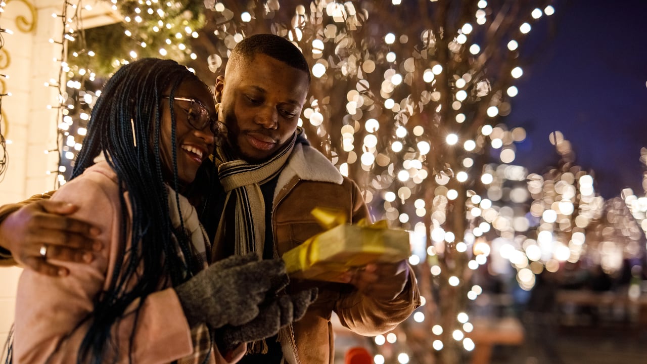 Santafé Bogotá 2023: donde la magia de la Navidad cobra vida. Descubra los fascinantes planes para el día de velitas y la celebración navideña.