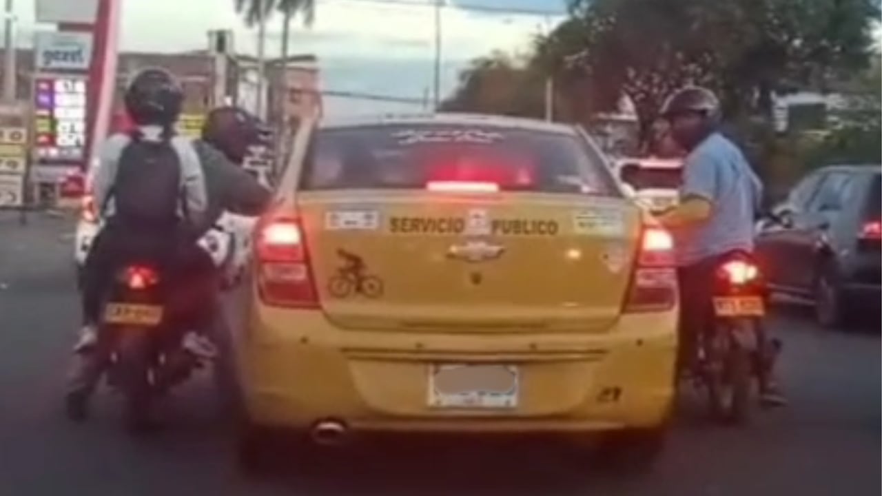 Este fue uno de los hechos registrados recientemente en el barrio Belalcázar, donde tres delincuentes a bordo de dos motos amenazaron a un taxista y sus pasajeros para robarles sus pertenencias.