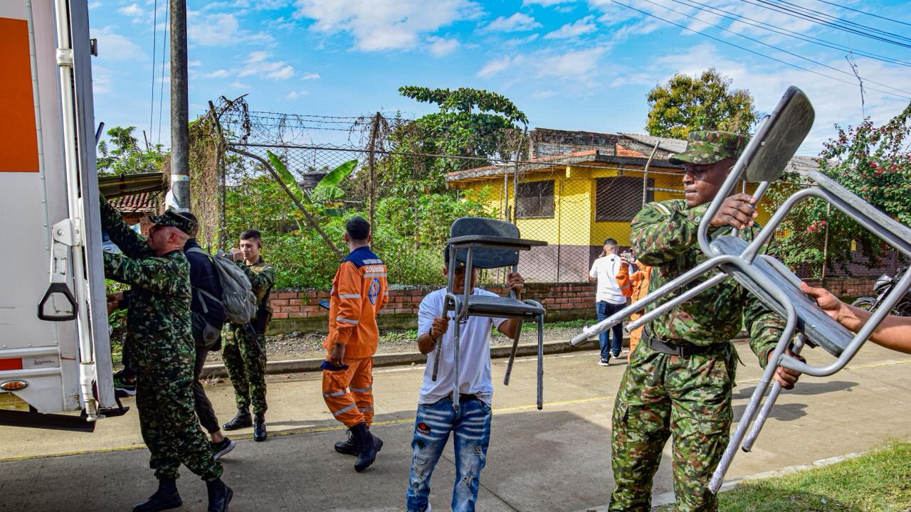 Ejército Nacional, Defensa Civil y Fundación Recupera tu Silla entregan 200 pupitres a instituciones educativas en Cali y Jamundí