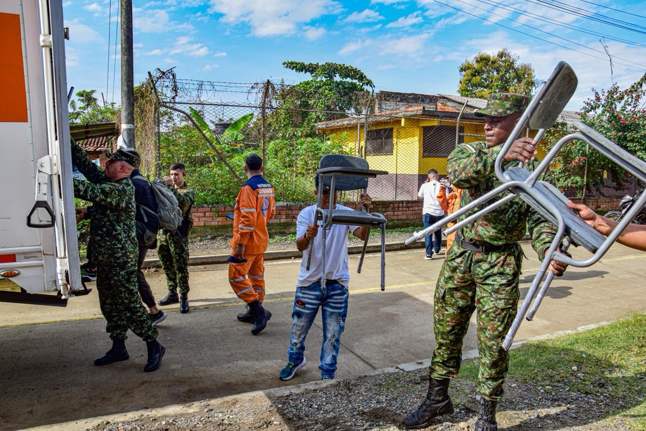 Ejército Nacional, Defensa Civil y Fundación Recupera tu Silla entregan 200 pupitres a instituciones educativas en Cali y Jamundí