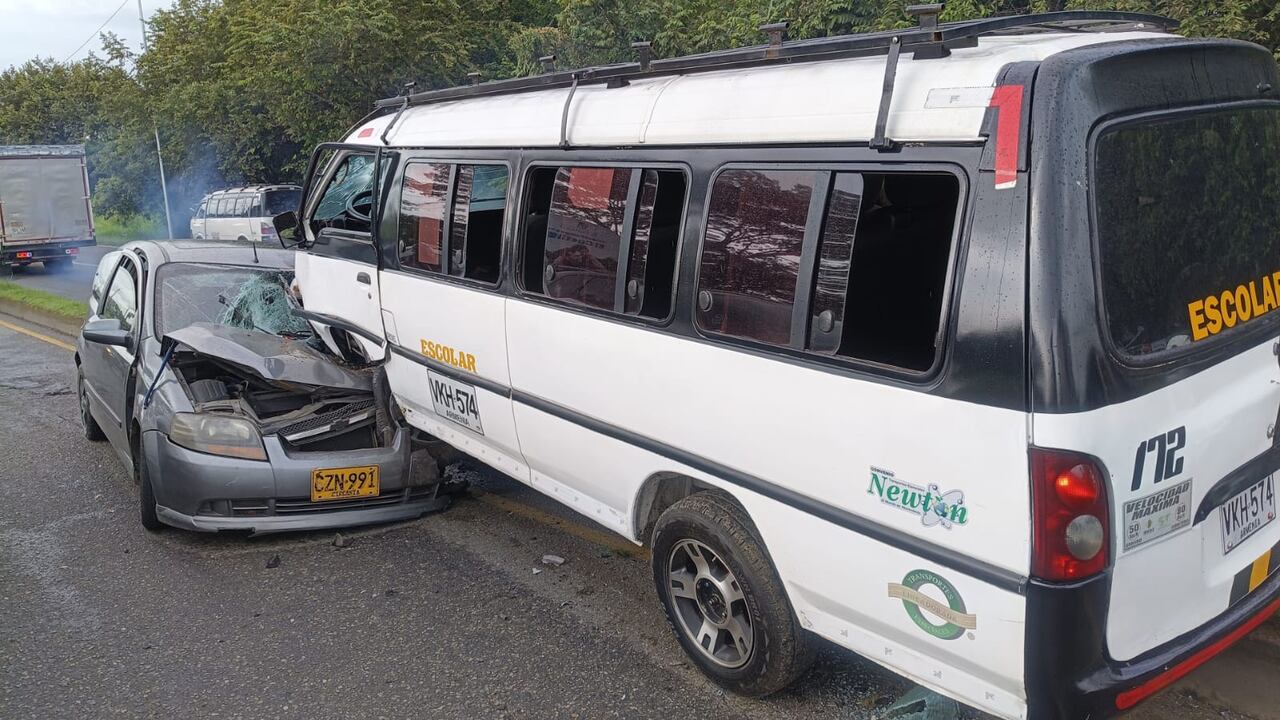Accidente de tránsito en zona rural de Cali, causado por un bus escolar.
