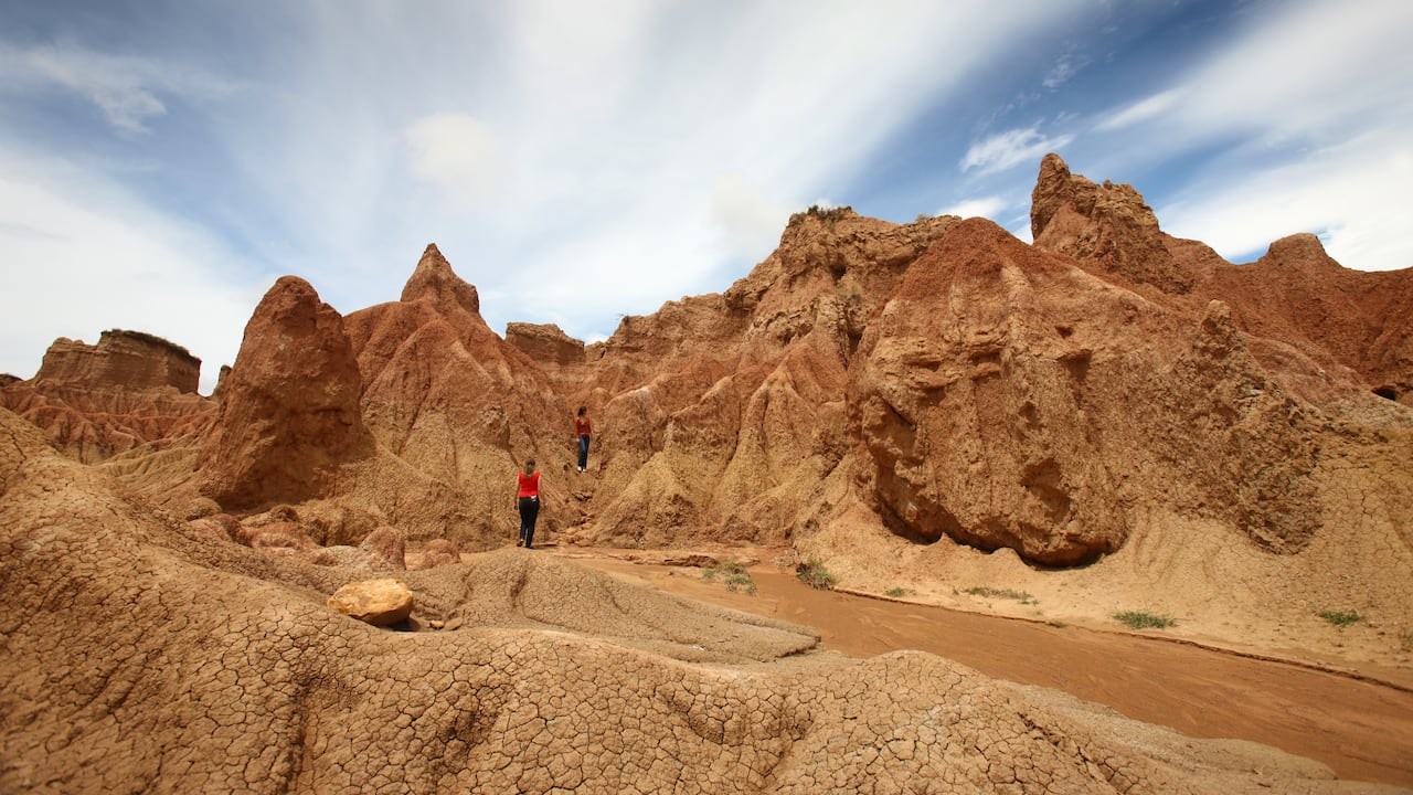 El desierto de la Tatacoa, al norte del departamento del Huila, tiene varios senderos que se pueden recorrer a pie y permiten apreciar el ecosistema del bosque seco tropical y las formaciones geológicas. Es importante hacer los recorridos en compañía de un guía, para evitar perderse. Foto: Juan Carlos Sierra.