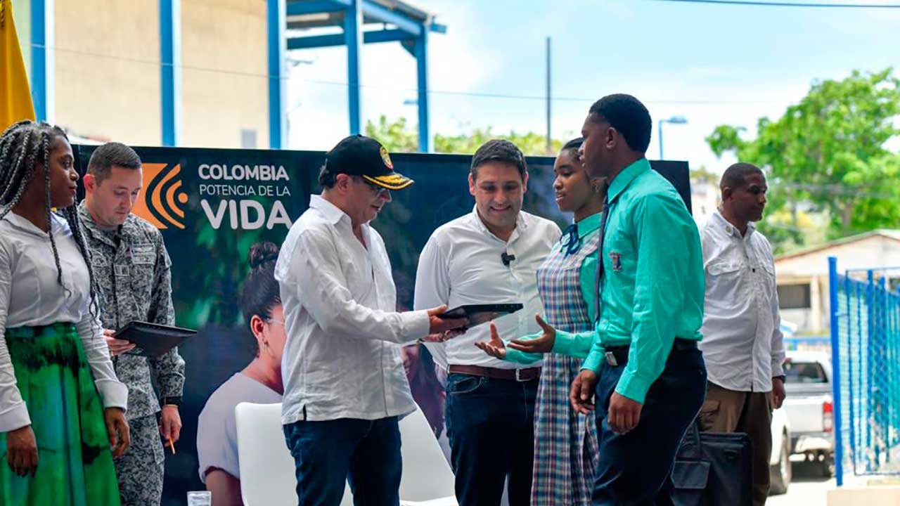 Gustavo Petro entrega computadores en San Andrés.