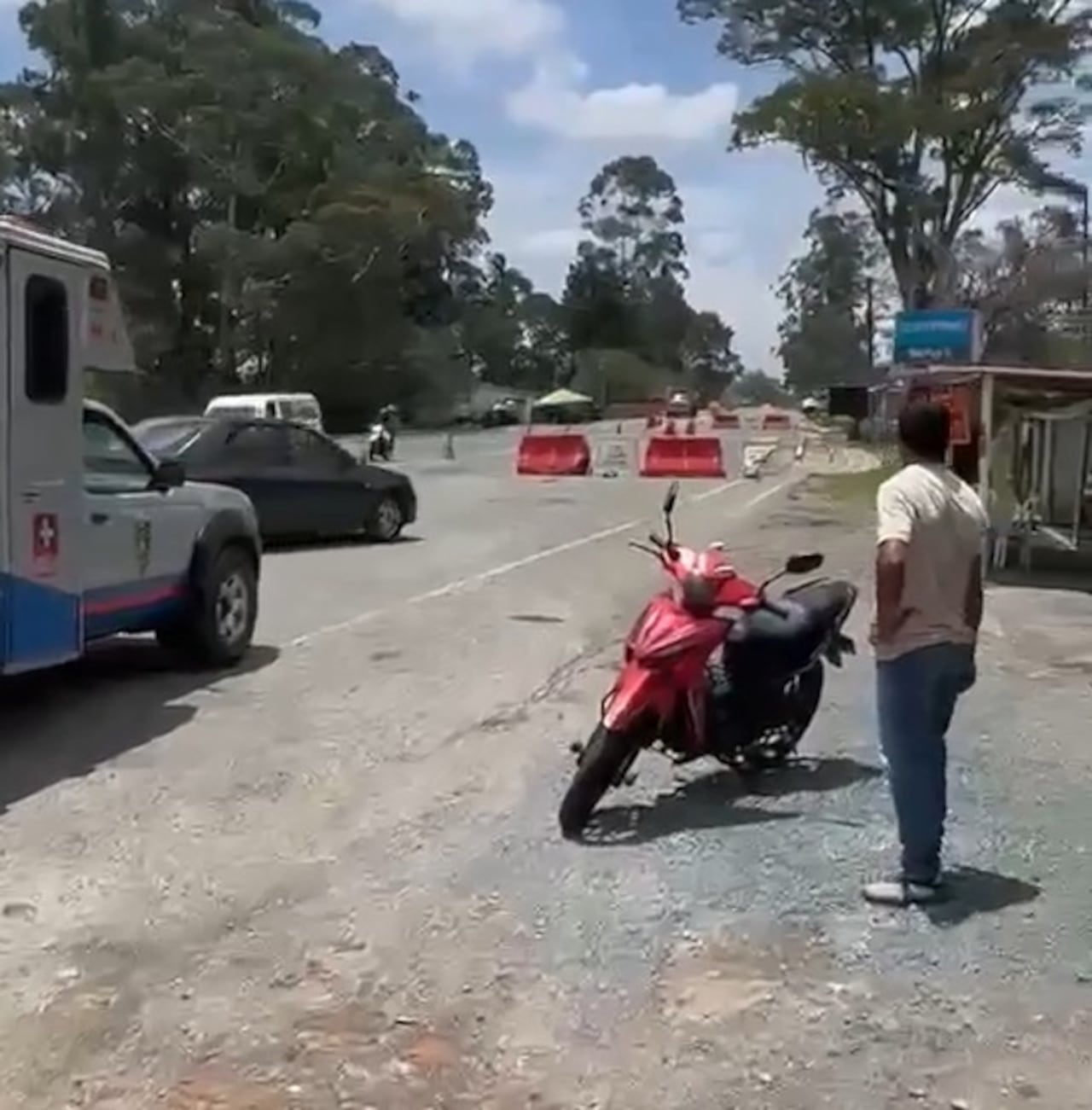 Cuatro hombres habrían participado en el intento de hurto; tres lograron escapar y son buscados por las autoridades.