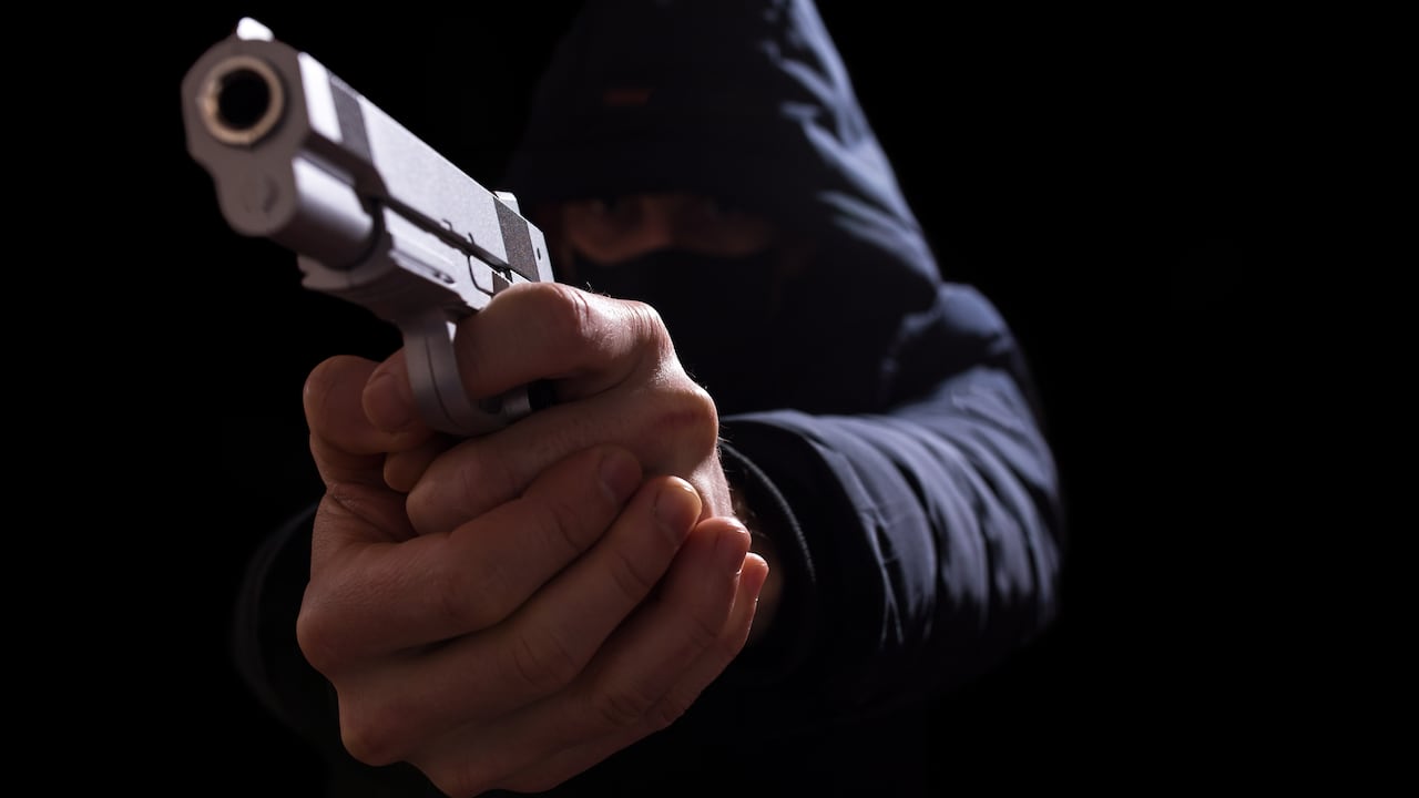 El joven regresaba para su casa junto a su mamá cuando ocurrieron los hechos.