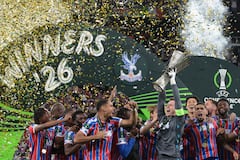 El portero inglés del Crystal Palace, Dean Henderson (C-D), levanta el trofeo mientras su equipo celebra la victoria en la final de la Liga de Conferencia de la UEFA entre el Crystal Palace FC y el Rayo Vallecano de Madrid en Leipzig, Alemania Oriental, el 27 de mayo de 2026. (Foto de Tobias SCHWARZ / AFP)