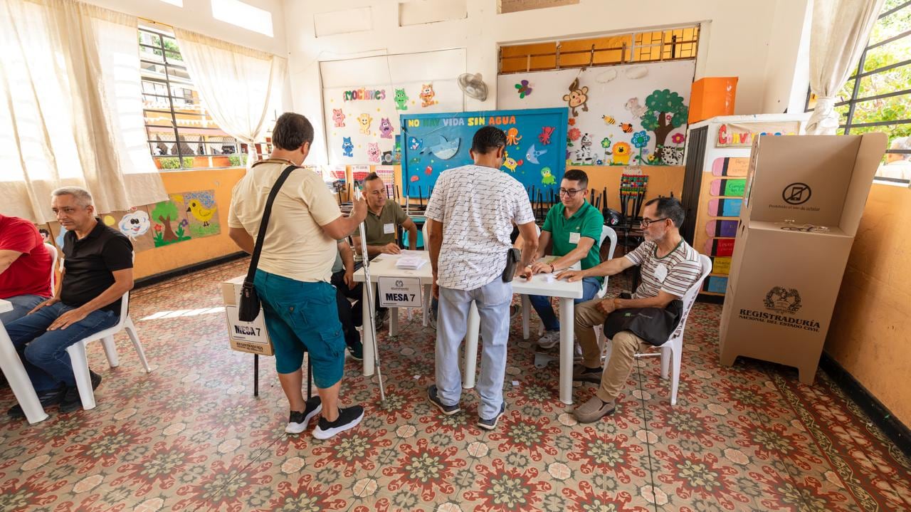 Ciudadanos realizan su derecho al voto en las urnas durante las últimas elecciones territoriales.