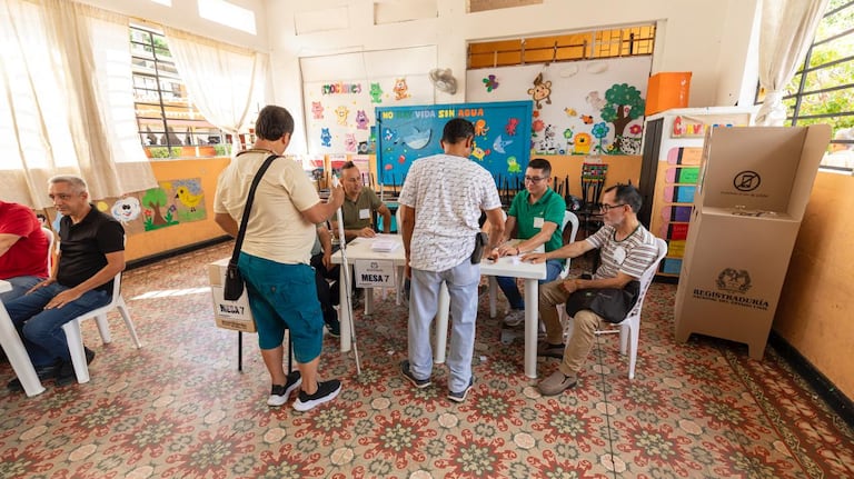 Ciudadanos realizan su derecho al voto en las urnas durante las últimas elecciones territoriales.