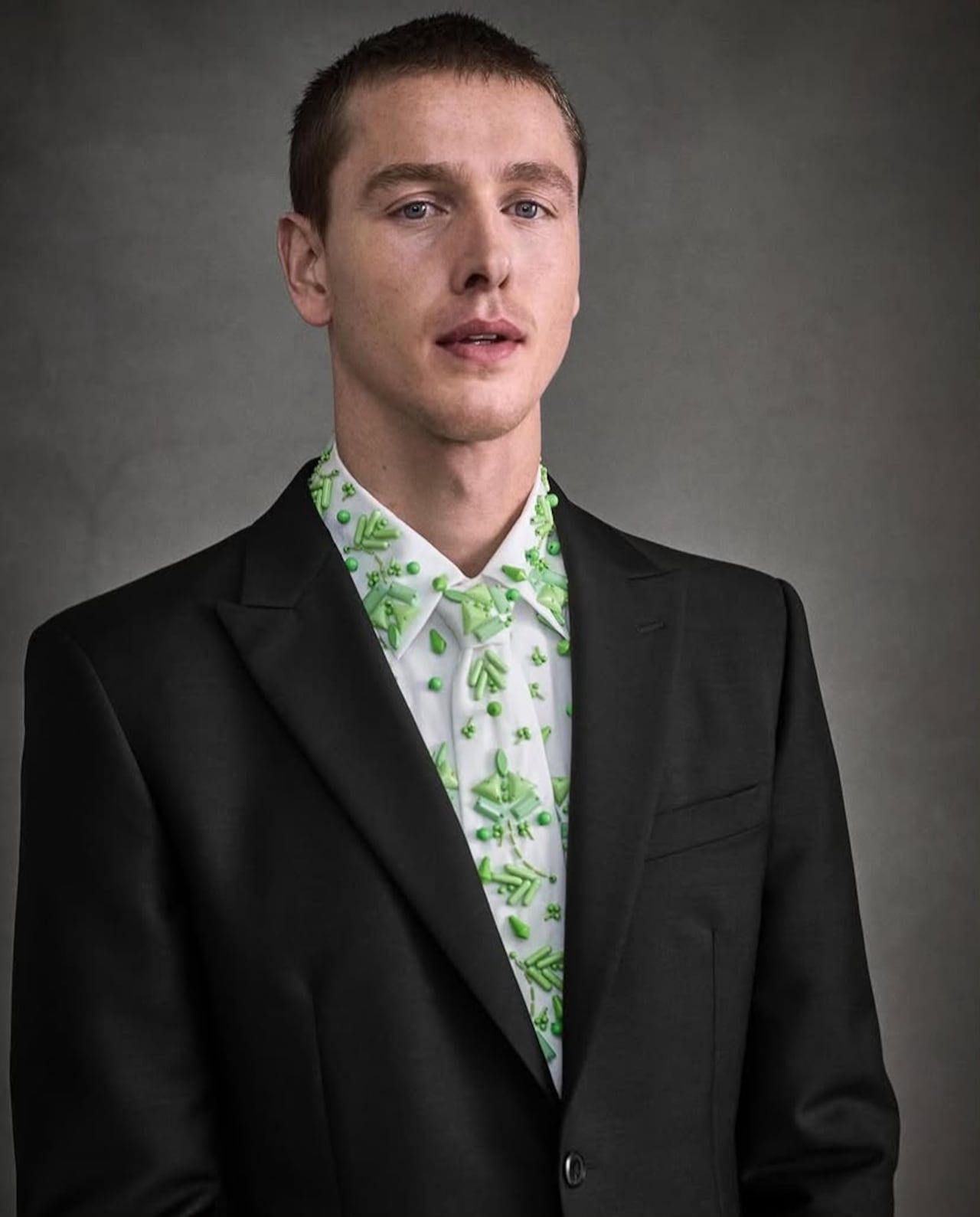 Harris Dickinson, protagonista de Babygirl: Deseo Prohibido, también figura como candidato para la nueva era de la franquicia 007. El actor ya tiene experiencia en cine de acción y espionaje, como quedó evidenciado en su papel en la precuela The King's Man.