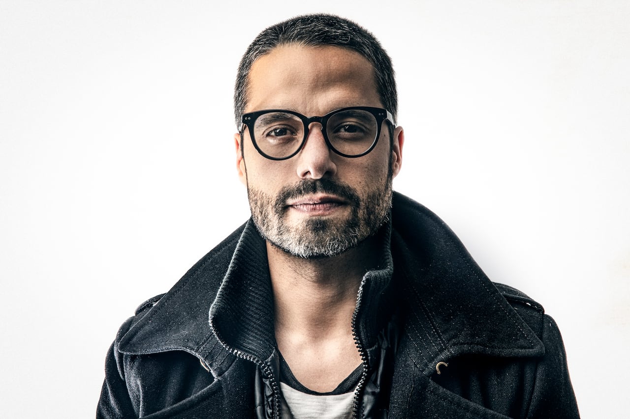 Daniel Álvarez, guitarrista de Diamante Eléctrico y creador de ÁlvarezMejía. Mira de frente a la cámara