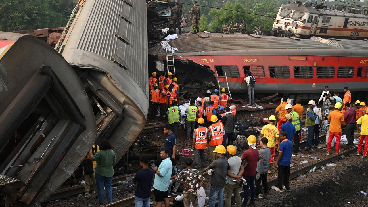 Los equipos de rescate se reúnen alrededor de los vagones dañados en el lugar del accidente de una colisión de tres trenes cerca de Balasore, a unos 200 km (125 millas) de la capital del estado, Bhubaneswar, en el estado oriental de Odisha, el 3 de junio de 2023.
