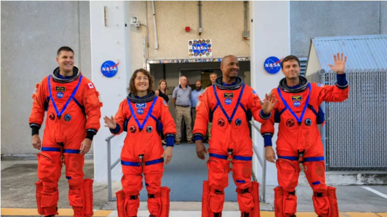 Los miembros de la tripulación de Artemis II (de izquierda a derecha), el astronauta de la CSA (Agencia Espacial Canadiense) Jeremy Hansen y los astronautas de la NASA Christina Koch, Victor Glover y Reid Wiseman, salen de los alojamientos de la tripulación de astronautas dentro del Edificio de Operaciones y Verificación Neil Armstrong hacia los vehículos de transporte de la tripulación de Artemis antes de viajar a la plataforma de lanzamiento 39B como parte de una prueba integrada de sistemas terrestres en el Centro Espacial Kennedy en Florida el 20 de septiembre de 2023, para probar el cronograma de la tripulación para el día del lanzamiento.