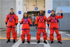 Los miembros de la tripulación de Artemis II (de izquierda a derecha), el astronauta de la CSA (Agencia Espacial Canadiense) Jeremy Hansen y los astronautas de la NASA Christina Koch, Victor Glover y Reid Wiseman, salen de los alojamientos de la tripulación de astronautas dentro del Edificio de Operaciones y Verificación Neil Armstrong hacia los vehículos de transporte de la tripulación de Artemis antes de viajar a la plataforma de lanzamiento 39B como parte de una prueba integrada de sistemas terrestres en el Centro Espacial Kennedy en Florida el 20 de septiembre de 2023, para probar el cronograma de la tripulación para el día del lanzamiento.
