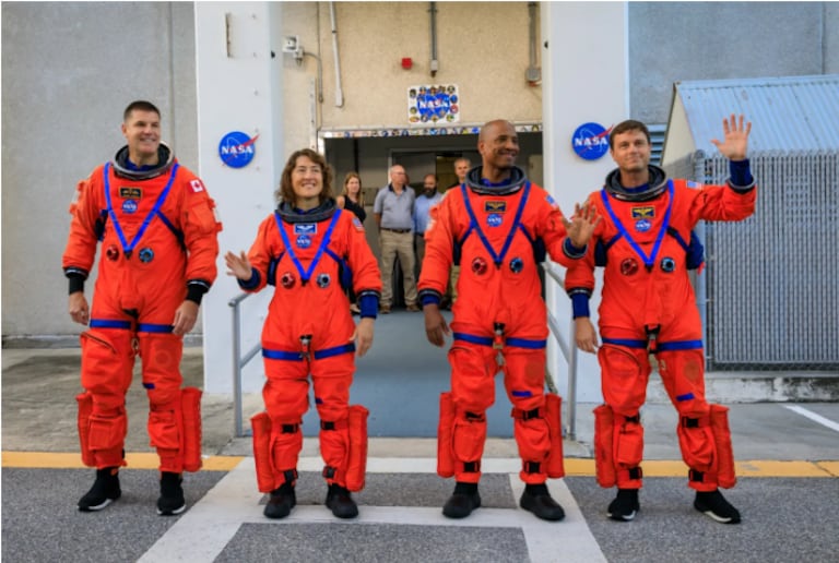 Los miembros de la tripulación de Artemis II (de izquierda a derecha), el astronauta de la CSA (Agencia Espacial Canadiense) Jeremy Hansen y los astronautas de la NASA Christina Koch, Victor Glover y Reid Wiseman, salen de los alojamientos de la tripulación de astronautas dentro del Edificio de Operaciones y Verificación Neil Armstrong hacia los vehículos de transporte de la tripulación de Artemis antes de viajar a la plataforma de lanzamiento 39B como parte de una prueba integrada de sistemas terrestres en el Centro Espacial Kennedy en Florida el 20 de septiembre de 2023, para probar el cronograma de la tripulación para el día del lanzamiento.