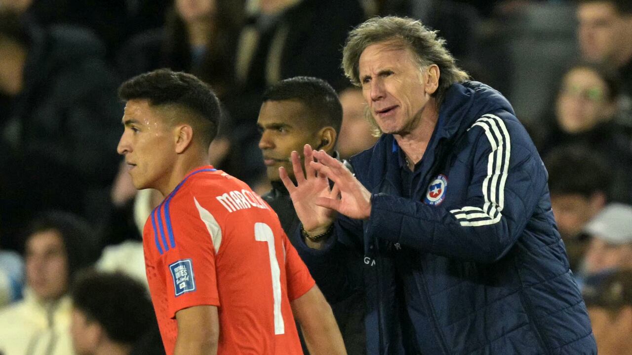 Ricardo Gareca empieza a ser duramente cuestionado por la floja campaña de Chile en la eliminatoria.