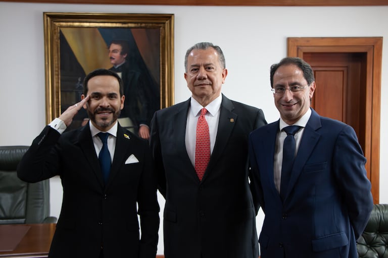 Visita informal del presidente electo Abelardo de la Espriella con el vicepresidente de la Corte Suprema de Justicia, Hugo Quintero Bernate (Cortesía: Corte Suprema de Justicia)