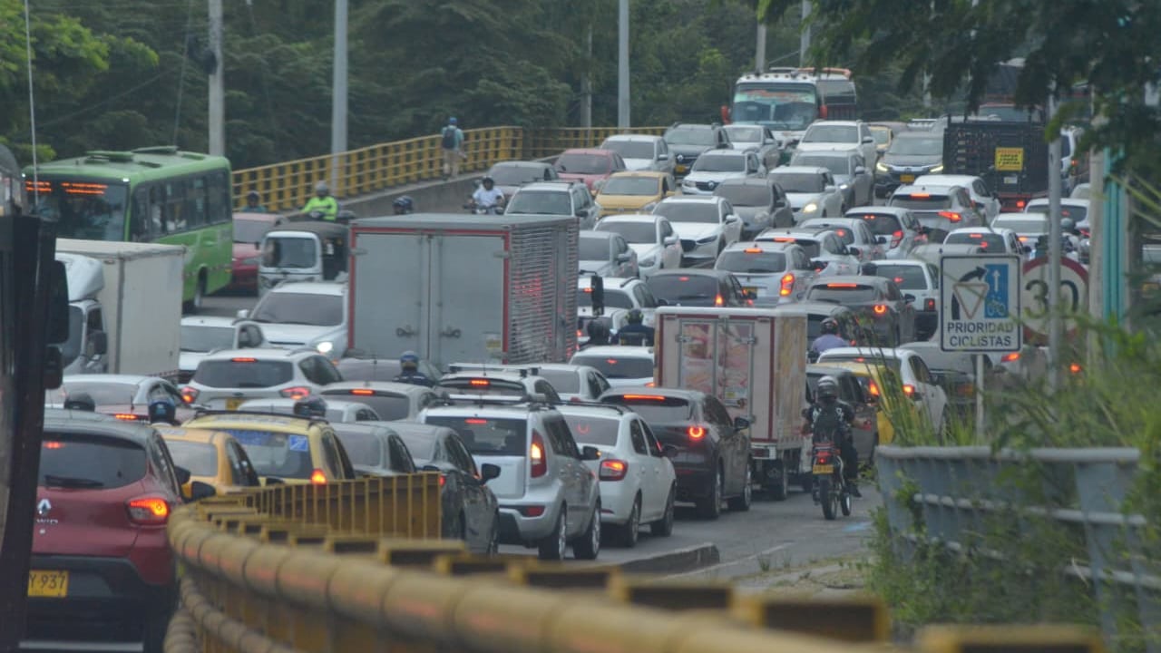 Secretaría de Movilidad de Cali comenzó a implementar el ‘Plan Ola Verde’ en los principales corredores viales. No obstante, se observan fuertes trancones el día miércoles, 11 de febrero de 2026, en la vía Cali- Jamundí