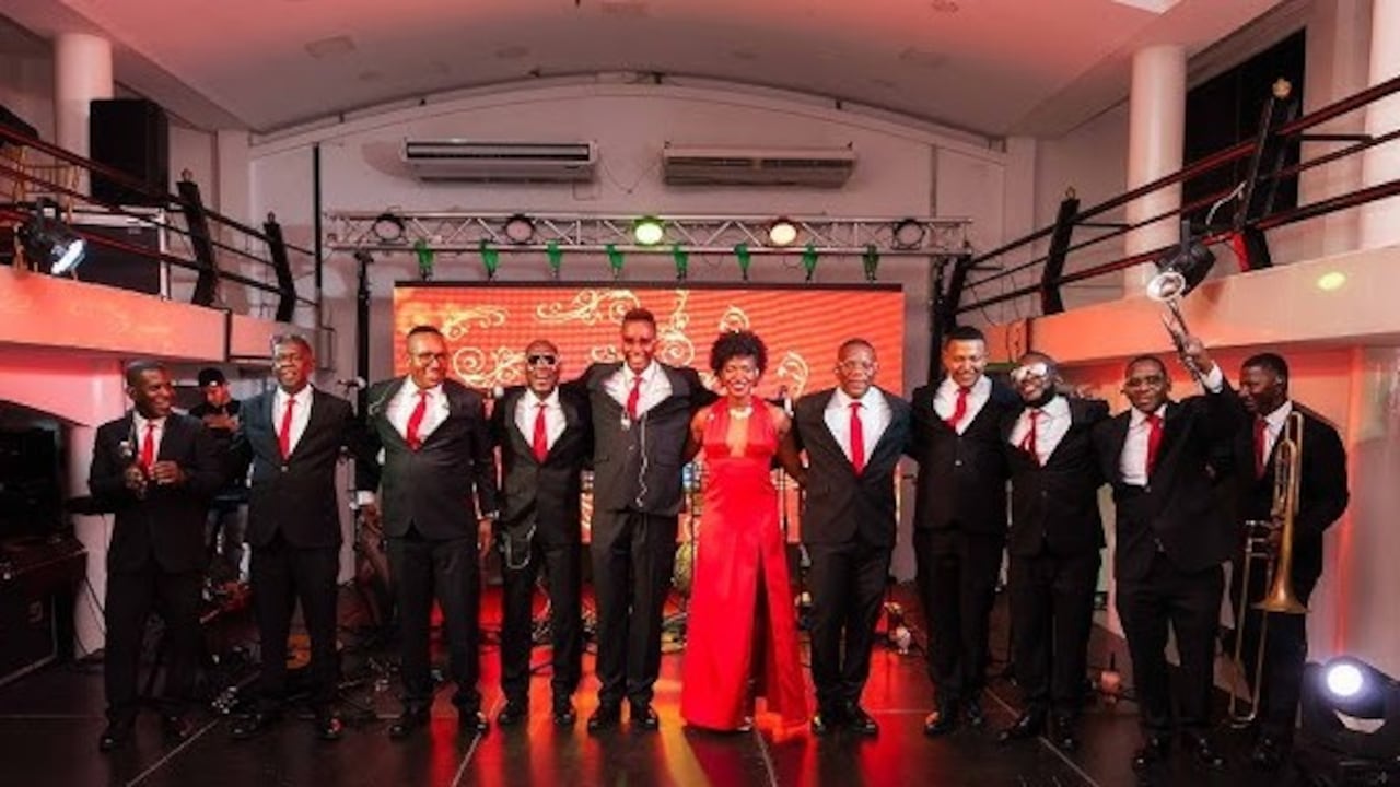 La Orquesta Gratson en plena presentación, combinando los ritmos del Pacífico colombiano con la estructura de la salsa clásica.