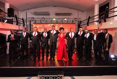 La Orquesta Gratson en plena presentación, combinando los ritmos del Pacífico colombiano con la estructura de la salsa clásica.