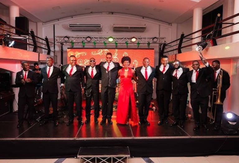 La Orquesta Gratson en plena presentación, combinando los ritmos del Pacífico colombiano con la estructura de la salsa clásica.