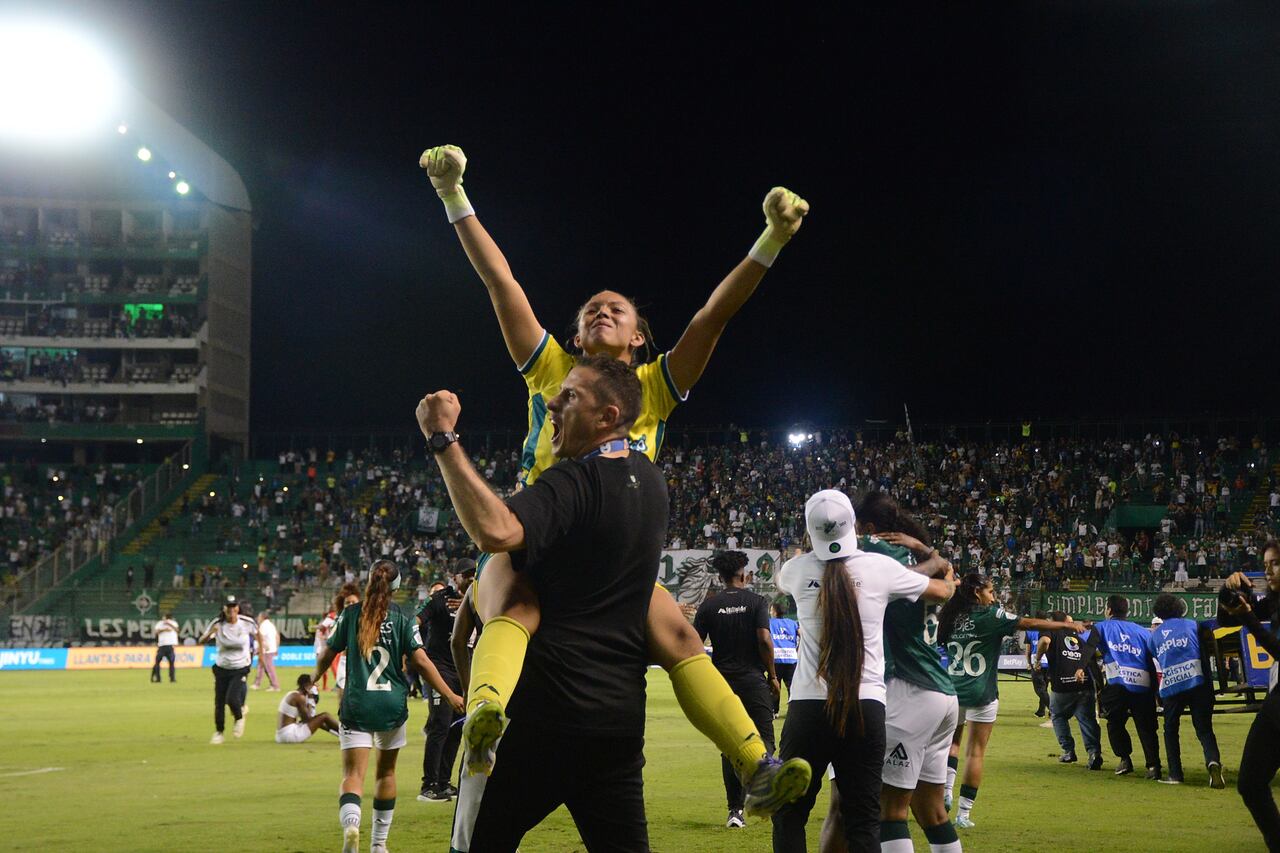 Fútbol: Deportivo Cali, campeón de la Liga Betplay Femenino del fútbol colombiano 2025, venciendo a Independiente Santa Fé en los tiros penalty: Foto José L Guzmán. EL País.