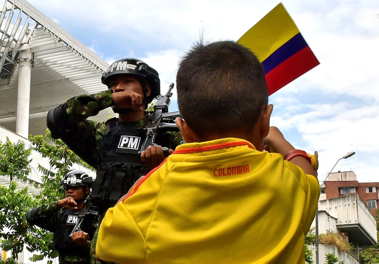 Este domingo 20 de julio, cientos de caleños llegaron hasta la tradicional Avenida Sexta, en el norte de Cali, para acompañar el desfile militar y policial con el que se conmemoraron los 215 años de la Independencia de Colombia, El desfile comenzó en la Plazoleta Jairo Varela y terminó en el CAI de Chipichape, en el norte de la ciudad y se convirtió en un acto lleno de civismo, orgullo patrio y reconocimiento a la labor de la Fuerza Pública. Fotos Raúl Palacios / El País.